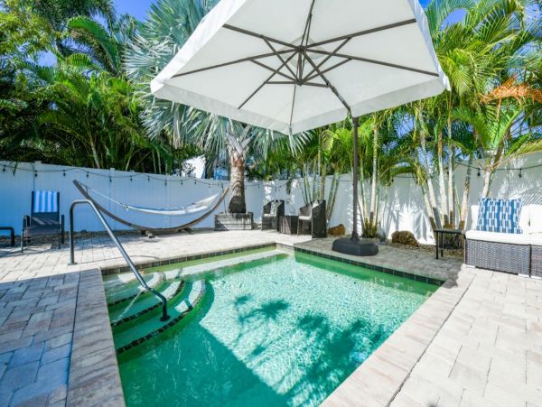 Four Bedroom Vacation Home with Pool and Short Walk to Beach