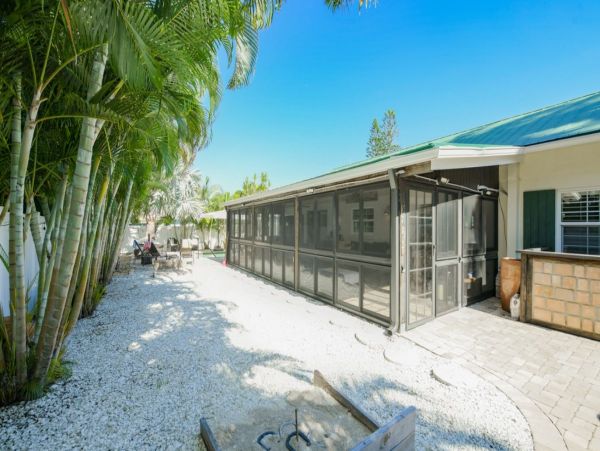 Four Bedroom Vacation Home with Pool and Short Walk to Beach