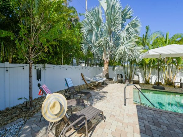 Four Bedroom Vacation Home with Pool and Short Walk to Beach
