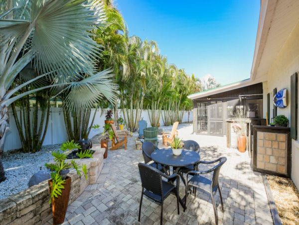 Four Bedroom Vacation Home with Pool and Short Walk to Beach