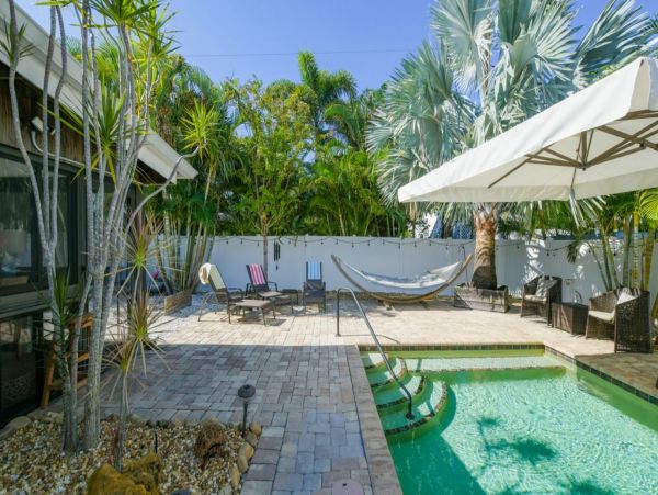Four Bedroom Vacation Home with Pool and Short Walk to Beach