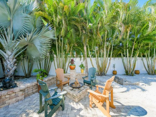 Four Bedroom Vacation Home with Pool and Short Walk to Beach