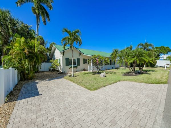 Four Bedroom Vacation Home with Pool and Short Walk to Beach