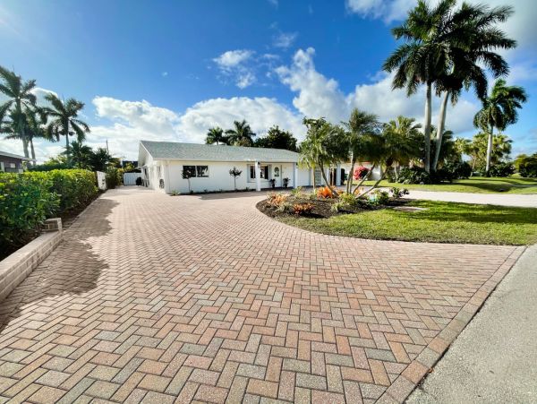 Beachfront Four Bedroom Vacation Home in Bonita Beach