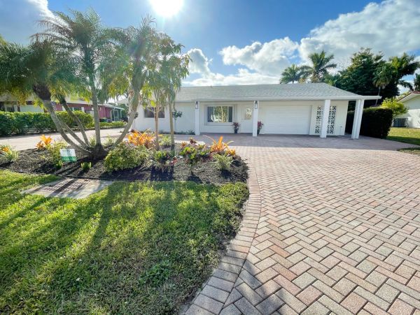 Beachfront Four Bedroom Vacation Home in Bonita Beach