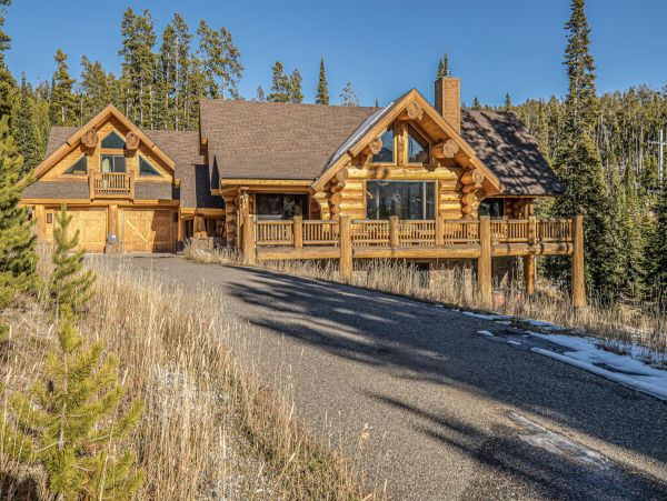 Custom built Log Home Ski in Ski out 15 min to Mountain Village