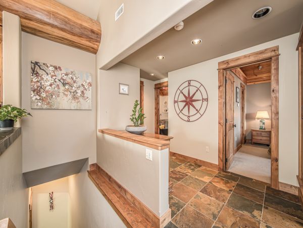 Custom built Log Home Ski in Ski out 15 min to Mountain Village