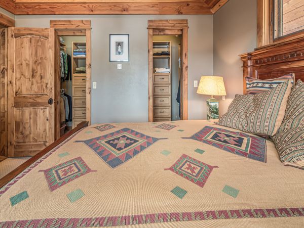 Custom built Log Home Ski in Ski out 15 min to Mountain Village