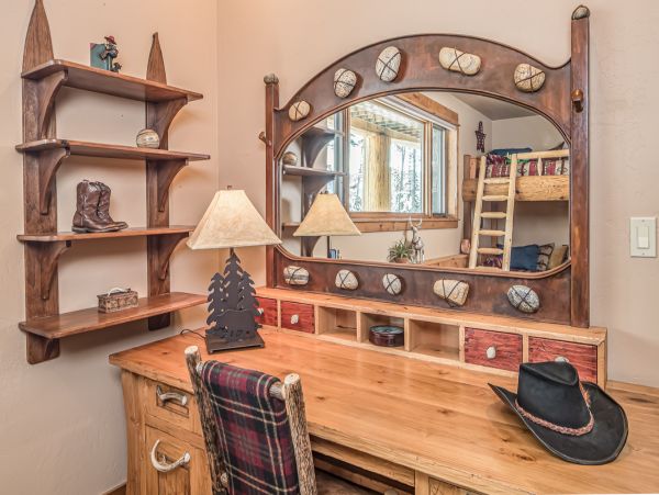 Custom built Log Home Ski in Ski out 15 min to Mountain Village