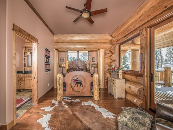 Custom built Log Home Ski in Ski out 15 min to Mountain Village