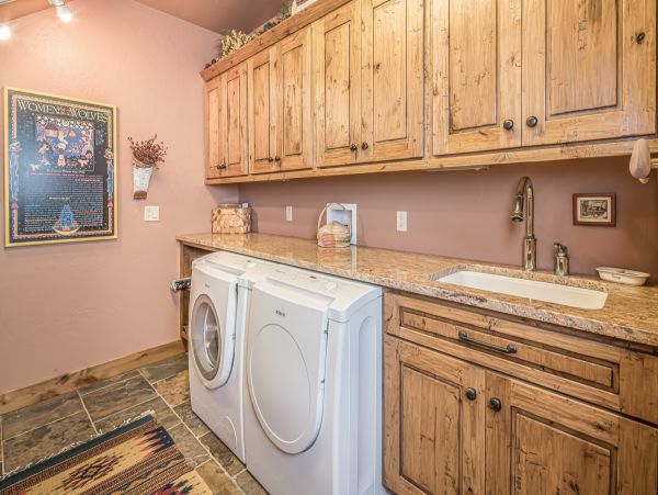 Custom built Log Home Ski in Ski out 15 min to Mountain Village
