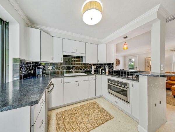 Walk to Beach Vacation Home in Anna Maria Island 3 Bedrooms