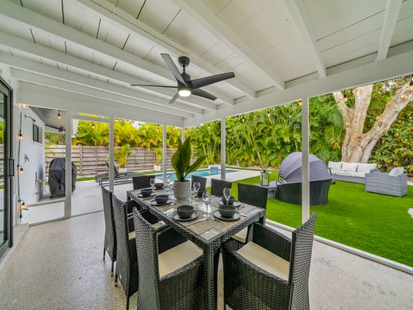 Walk to Beach Vacation Home in Anna Maria Island 3 Bedrooms