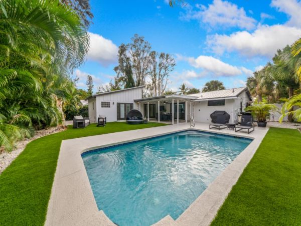 Walk to Beach Vacation Home in Anna Maria Island 3 Bedrooms