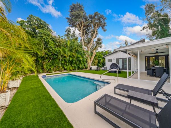 Walk to Beach Vacation Home in Anna Maria Island 3 Bedrooms