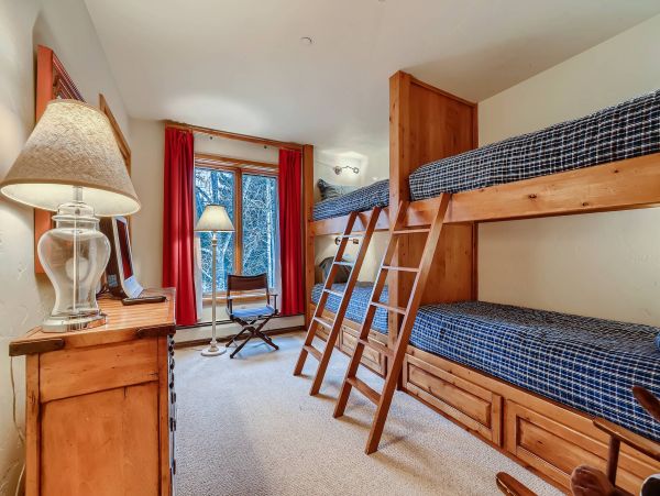 Magnificent Ski in Ski out condo