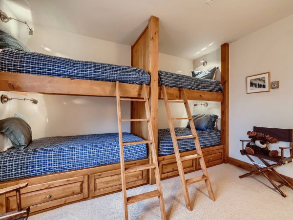 Magnificent Ski in Ski out condo