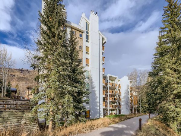 Magnificent Ski in Ski out condo