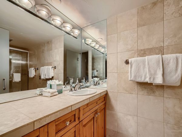 Magnificent Ski in Ski out condo