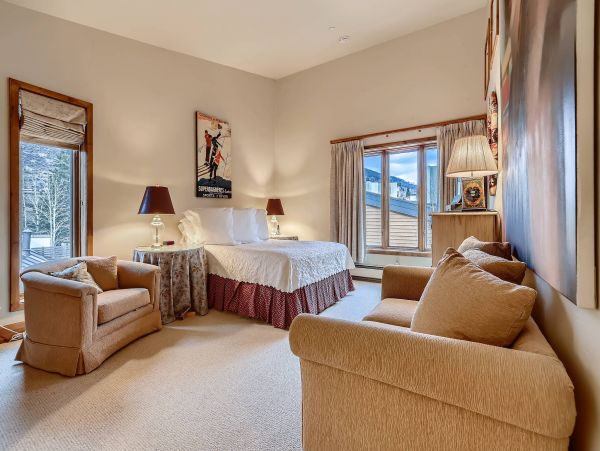 Magnificent Ski in Ski out condo