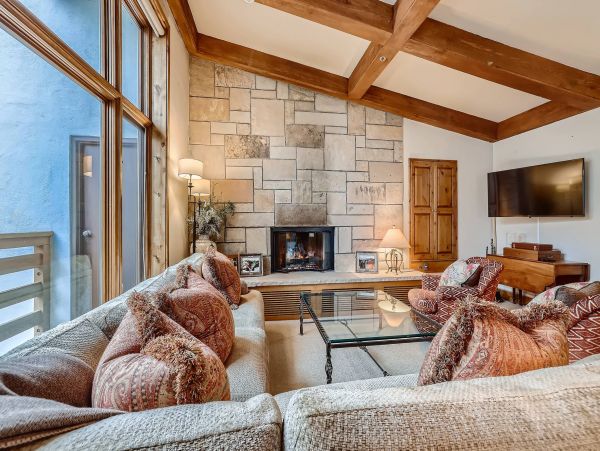 Magnificent Ski in Ski out condo