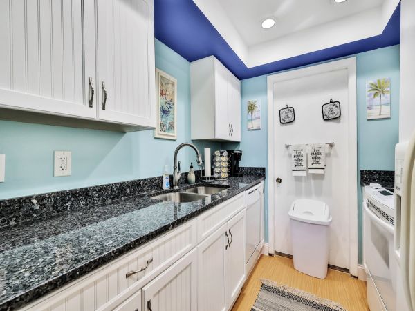 Charming Vacation Condo in Longboat Key Partial Gulf Views