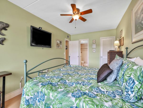 Charming Vacation Condo in Longboat Key Partial Gulf Views