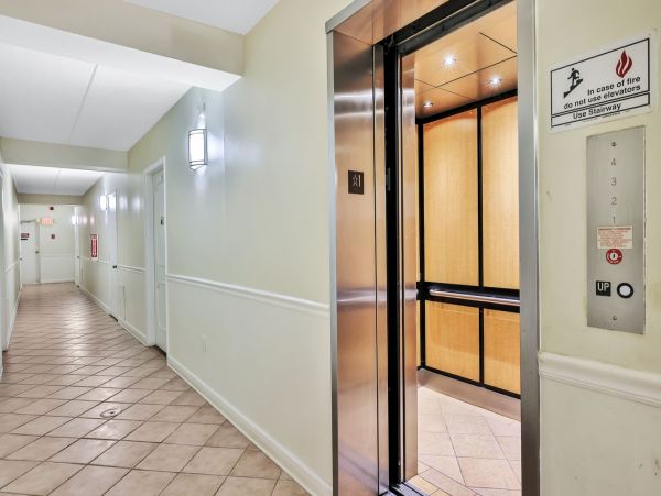 Charming Vacation Condo in Longboat Key Partial Gulf Views