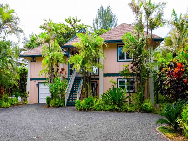 Beachfront Stunning Vacation Home in Kapaa Ocean Views