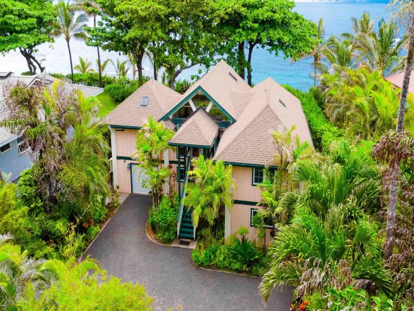 Beachfront Stunning Vacation Home in Kapaa Ocean Views