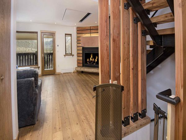 Three Bedroom + Den Townhome Hot Tub & Mountain Views