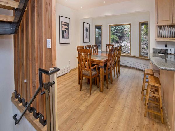 Three Bedroom + Den Townhome Hot Tub & Mountain Views