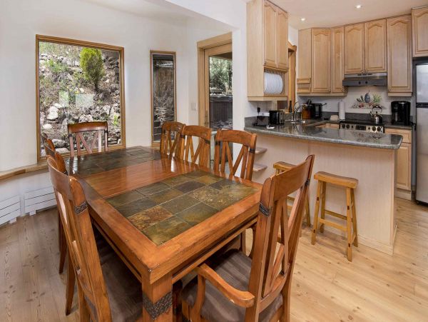 Three Bedroom + Den Townhome Hot Tub & Mountain Views