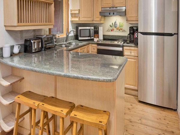 Three Bedroom + Den Townhome Hot Tub & Mountain Views