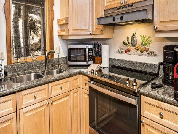 Three Bedroom + Den Townhome Hot Tub & Mountain Views