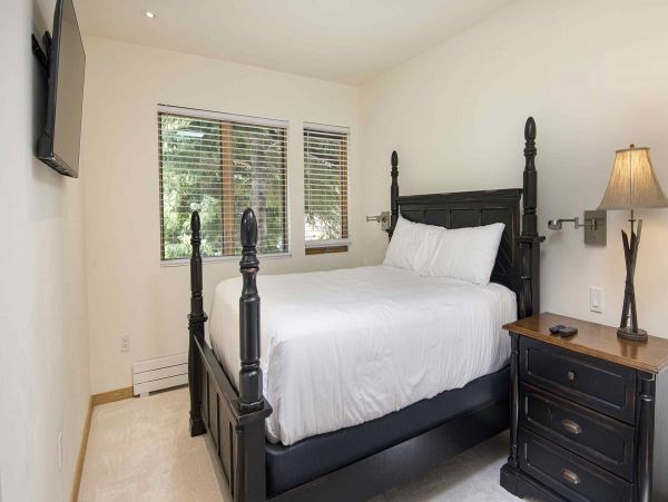 Three Bedroom + Den Townhome Hot Tub & Mountain Views