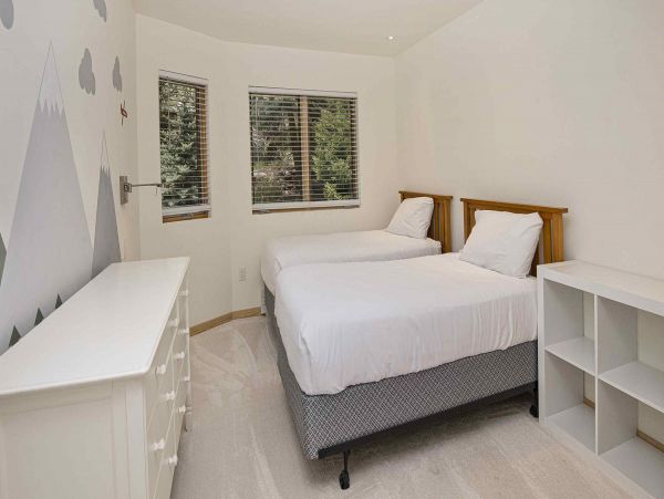 Three Bedroom + Den Townhome Hot Tub & Mountain Views