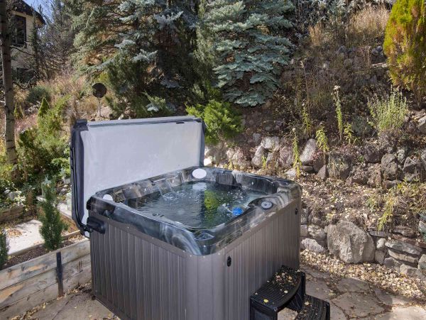 Three Bedroom + Den Townhome Hot Tub & Mountain Views