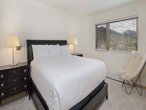 Three Bedroom + Den Townhome Hot Tub & Mountain Views