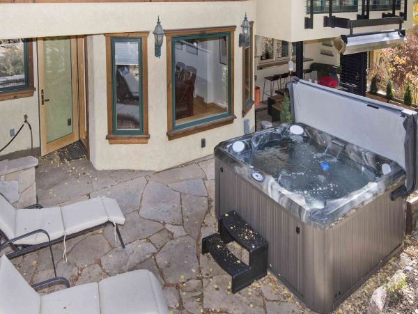 Three Bedroom + Den Townhome Hot Tub & Mountain Views