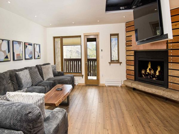Three Bedroom + Den Townhome Hot Tub & Mountain Views