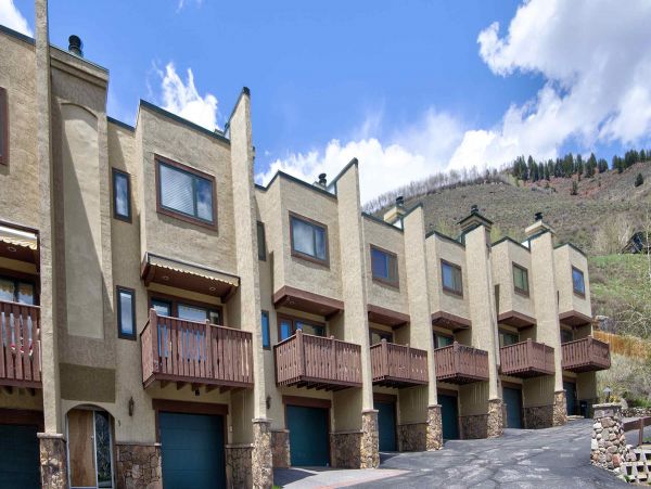 Three Bedroom + Den Townhome Hot Tub & Mountain Views