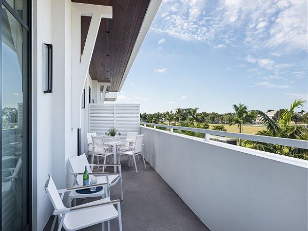 Olde Naples Luxury Vacation 2 Bedroom Condo, Walk To Beach!