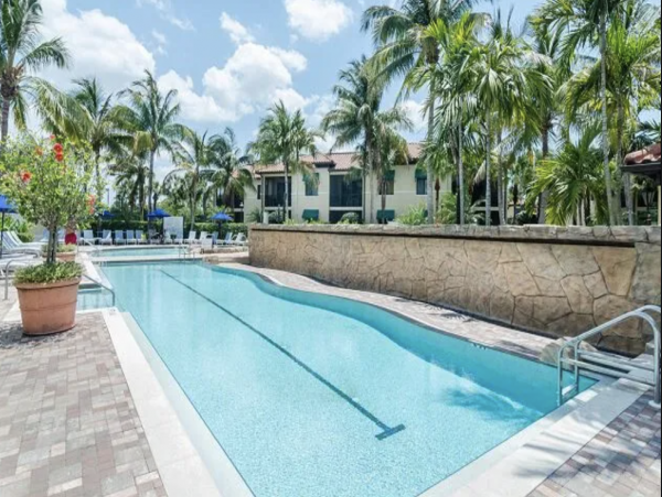 Olde Naples Luxury Vacation 2 Bedroom Condo, Walk To Beach!