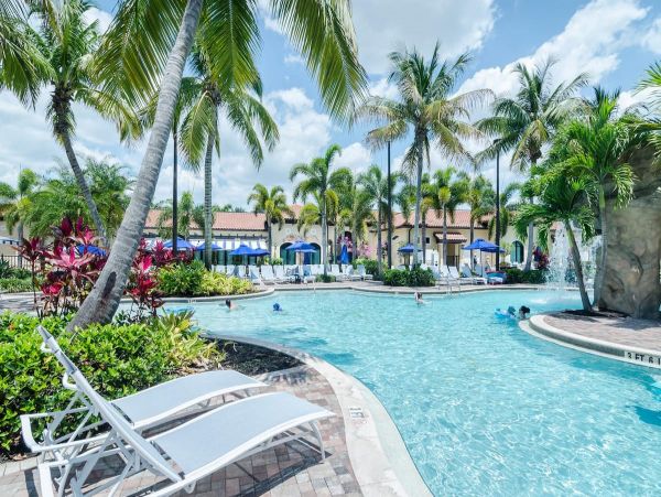 Olde Naples Luxury Vacation 2 Bedroom Condo, Walk To Beach!