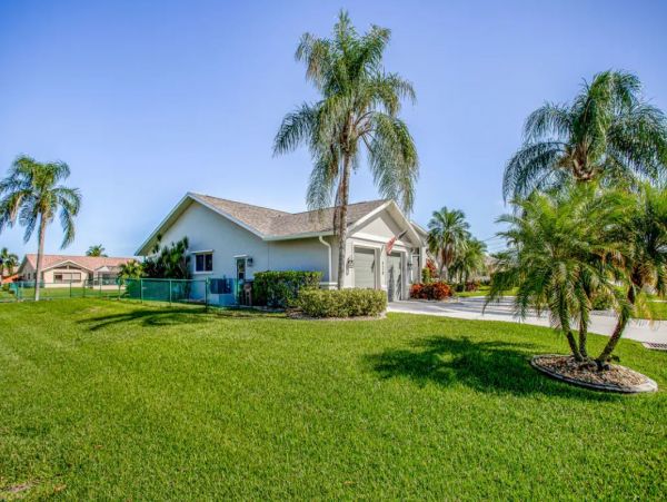 Cape Coral Canal Front Vacation Pool Home 6 Guests
