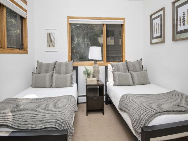 East Vail Golf Course Townhome 5 min walk to shuttle