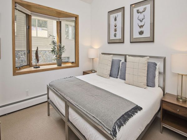 East Vail Golf Course Townhome 5 min walk to shuttle