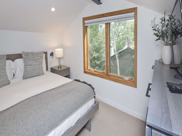 East Vail Golf Course Townhome 5 min walk to shuttle