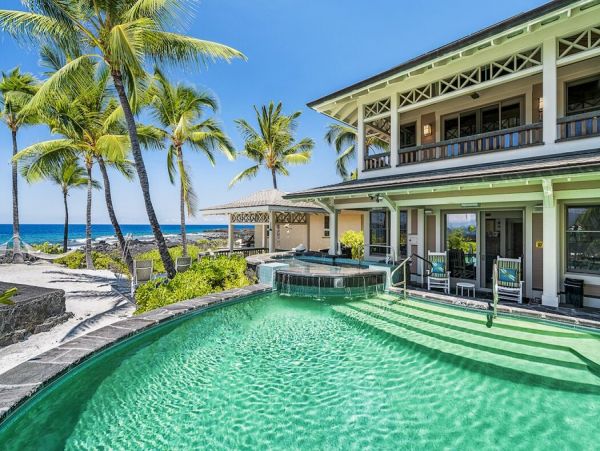 Beautiful Hawaiian Oceanfront 5 bedroom Property
